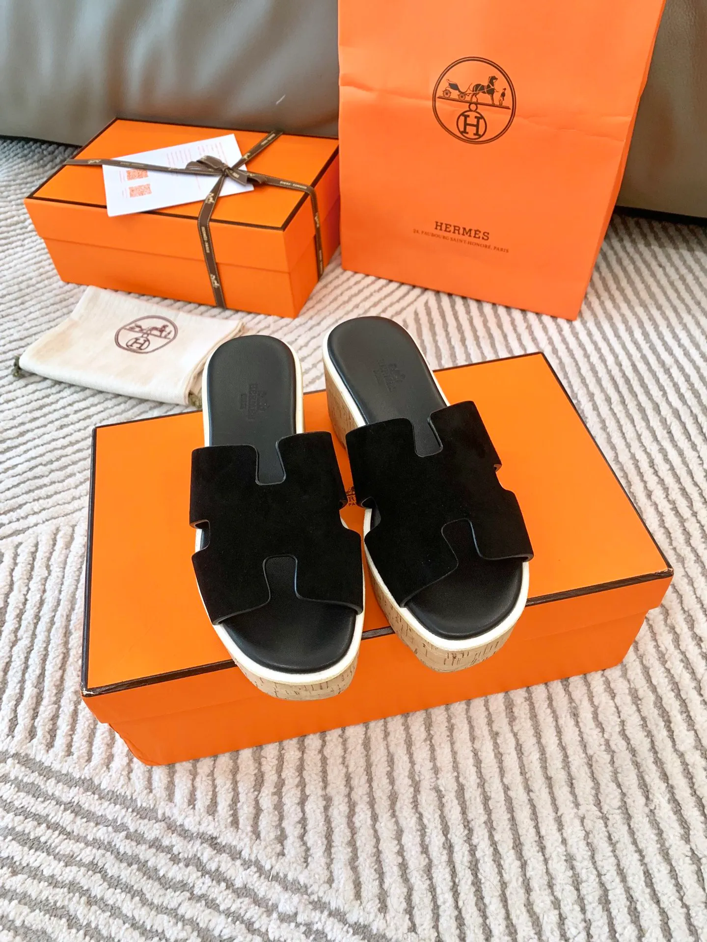 👟👟Ex-factory price 500👟👟 Peak enamel is made by hand, supreme purchasing agent level! Hermes spring and summer new slippers, high-end customization, exclusive products, the highest version in the industry, authentic mold opening and customization, laminating technology, heavy investment in development of a fully matched steel mold, perfect authentic version of the logo, exclusive correct version of the original font, Italian original calfskin cut upper, non-slip rubber outsole, lining: foot pads, pure imported Italian mixed breed, environmentally friendly goatskin, genuine leather welt, original packaging size: 34~41 (34.40. 41) Customized-no returns or exchanges